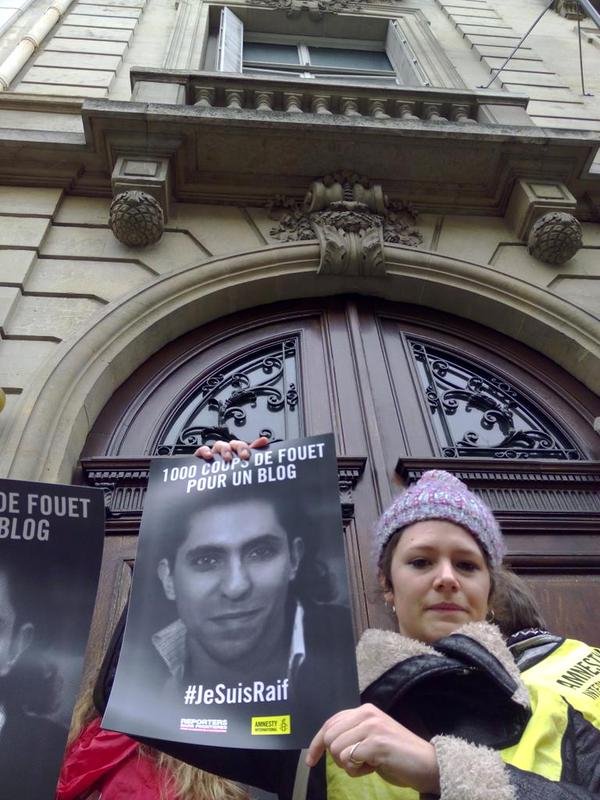 1.000 βουρδουλιές για ένα μπλογκ -Δείτε καρέ-καρέ την τιμωρία μπροστά σε τζαμί της Τζέντα [βίντεο] | iefimerida.gr 4