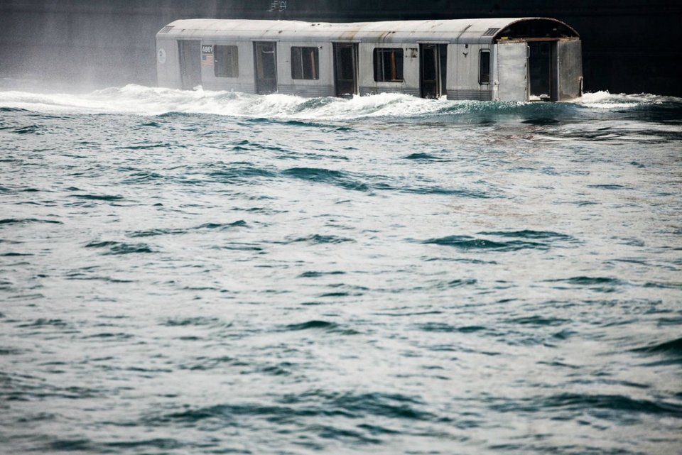 Τι γίνονται τα τρένα όταν γεράσουν -Καρέ καρέ πώς καταλήγουν τα πολυτελή βαγόνια στο βυθό του Ατλαντικού [εικόνες] | iefimerida.gr 14
