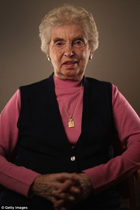 «Του φιλούσα τις μπότες για να μη με στείλει στον θάλαμο αερίων» -Επιζώντες του Αουσβιτς θυμούνται τη φρίκη [εικόνες] | iefimerida.gr 6