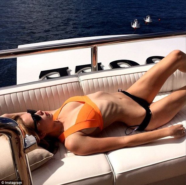 Πάρτι, σαμπάνια, γιοτ, πριβέ αεροπλάνα: Τα πλουσιόπαιδα του Instagram διαφημίζουν την Πρωτοχρονιά τους [εικόνες] | iefimerida.gr 8