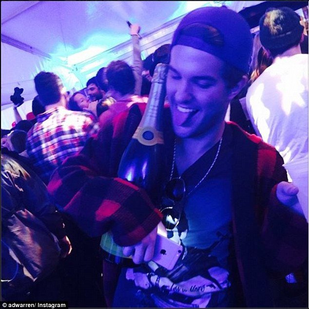 Πάρτι, σαμπάνια, γιοτ, πριβέ αεροπλάνα: Τα πλουσιόπαιδα του Instagram διαφημίζουν την Πρωτοχρονιά τους [εικόνες] | iefimerida.gr 0