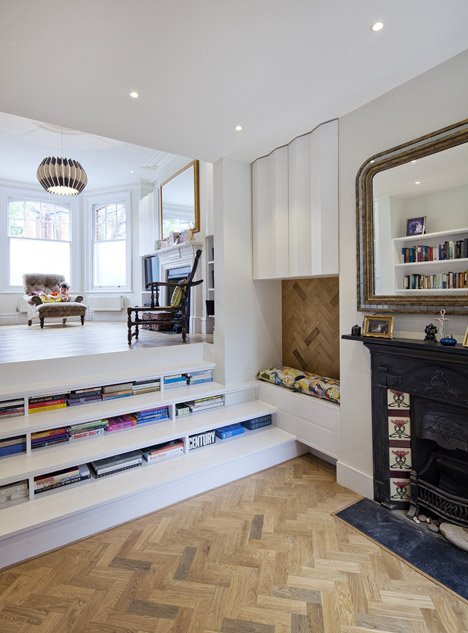 Ενα μικρό διαμέρισμα μεταμορφώνεται σε καταφύγιο βιβλίων με σκαλοπάτια-βιβλιοθήκες [εικόνες] | iefimerida.gr 2