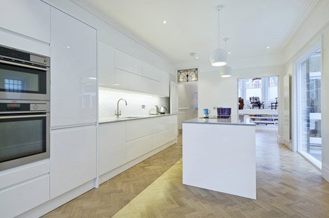 Ενα μικρό διαμέρισμα μεταμορφώνεται σε καταφύγιο βιβλίων με σκαλοπάτια-βιβλιοθήκες [εικόνες] | iefimerida.gr 4