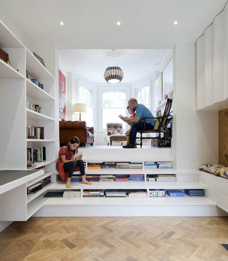 Ενα μικρό διαμέρισμα μεταμορφώνεται σε καταφύγιο βιβλίων με σκαλοπάτια-βιβλιοθήκες [εικόνες] | iefimerida.gr 1