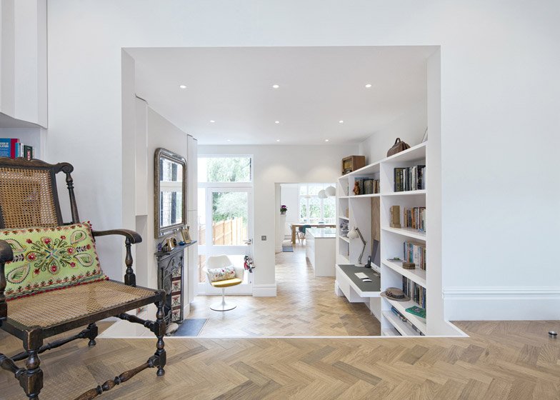 Ενα μικρό διαμέρισμα μεταμορφώνεται σε καταφύγιο βιβλίων με σκαλοπάτια-βιβλιοθήκες [εικόνες] | iefimerida.gr 0