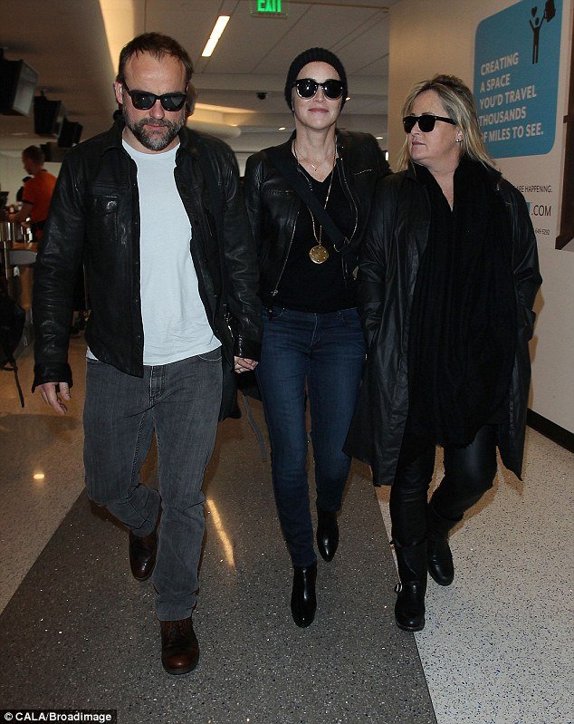 Χέρι χέρι η Σάρον Στόουν με τον νεαρό σύντροφό της [εικόνες] | iefimerida.gr 0