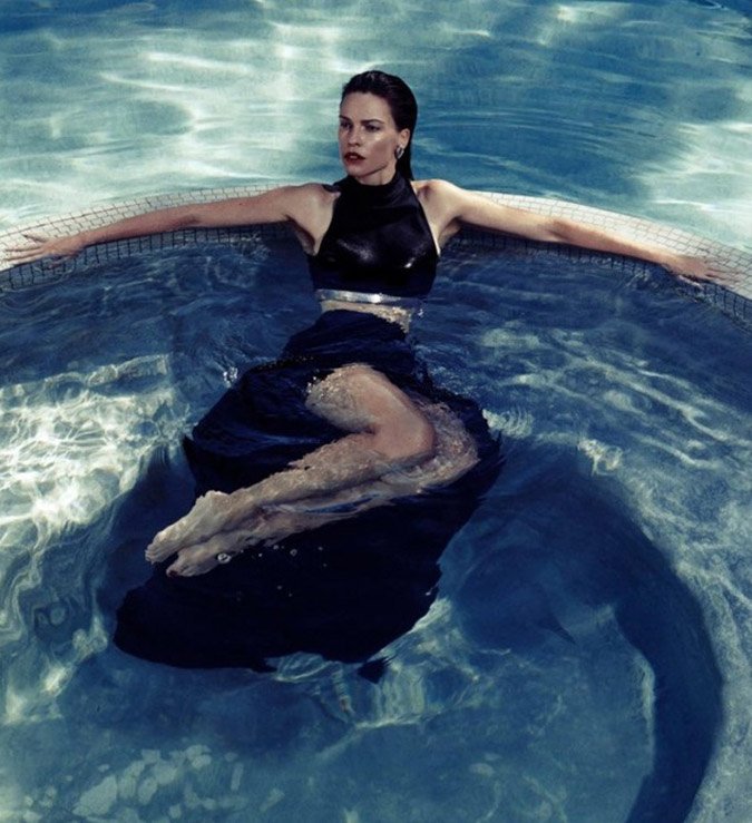 Χίλαρι Σουάνκ -Ολόγυμνη σε ρόλο σέξι γοργόνας [εικόνες] | iefimerida.gr 1