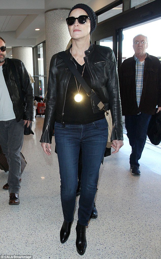 Χέρι χέρι η Σάρον Στόουν με τον νεαρό σύντροφό της [εικόνες] | iefimerida.gr 1