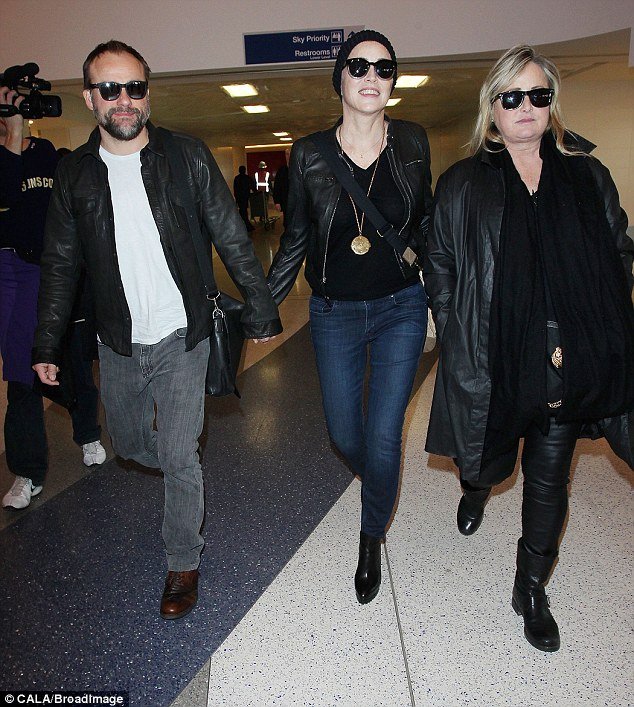 Χέρι χέρι η Σάρον Στόουν με τον νεαρό σύντροφό της [εικόνες] | iefimerida.gr 2