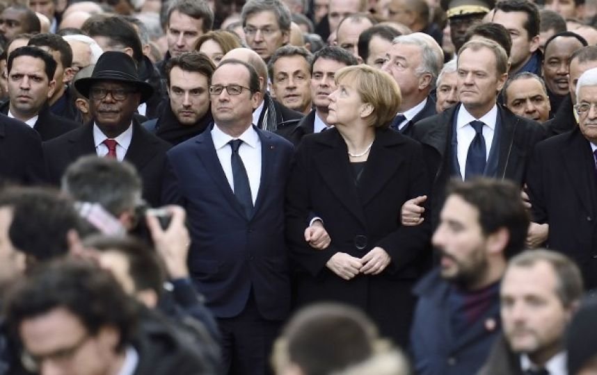 Σαρκοζί: Πώς κατόρθωσε να βρεθεί πρώτος, σπρώχνοντας στη διαδήλωση  [εικόνες] | iefimerida.gr 1