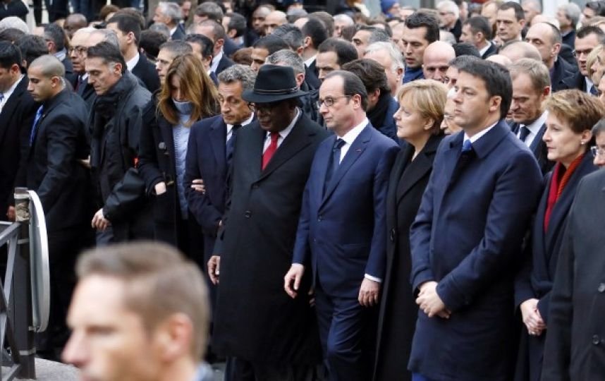 Σαρκοζί: Πώς κατόρθωσε να βρεθεί πρώτος, σπρώχνοντας στη διαδήλωση  [εικόνες] | iefimerida.gr 3