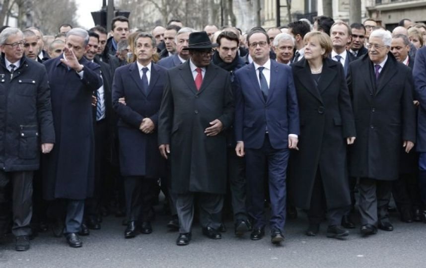 Σαρκοζί: Πώς κατόρθωσε να βρεθεί πρώτος, σπρώχνοντας στη διαδήλωση  [εικόνες] | iefimerida.gr 4