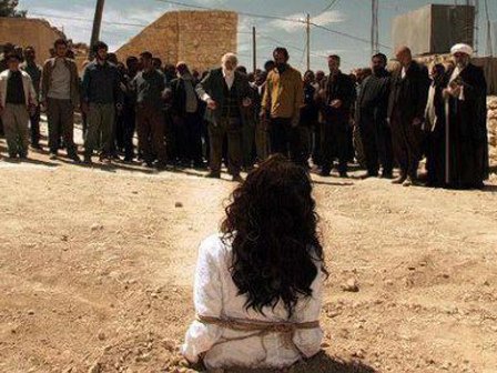 Λιθοβολισμός, σταύρωση, μαστίγωμα, αποκεφαλισμός: Ολες οι απάνθρωπες ποινές για εγκλήματα σε Σαουδική Αραβία-Ισλαμικό Κράτος [εικόνες] | iefimerida.gr 1