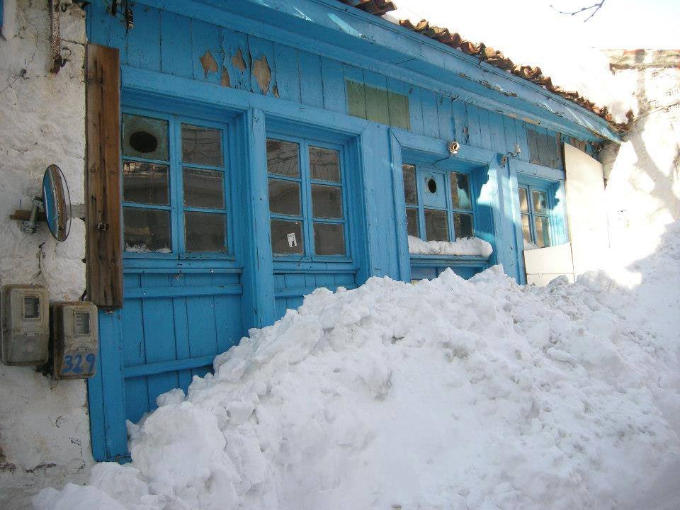 Στα λευκά η Σαμοθράκη: Το χιόνι σκέπασε τις πόρτες των σπιτιών [εικόνες & βίντεο] | iefimerida.gr 13