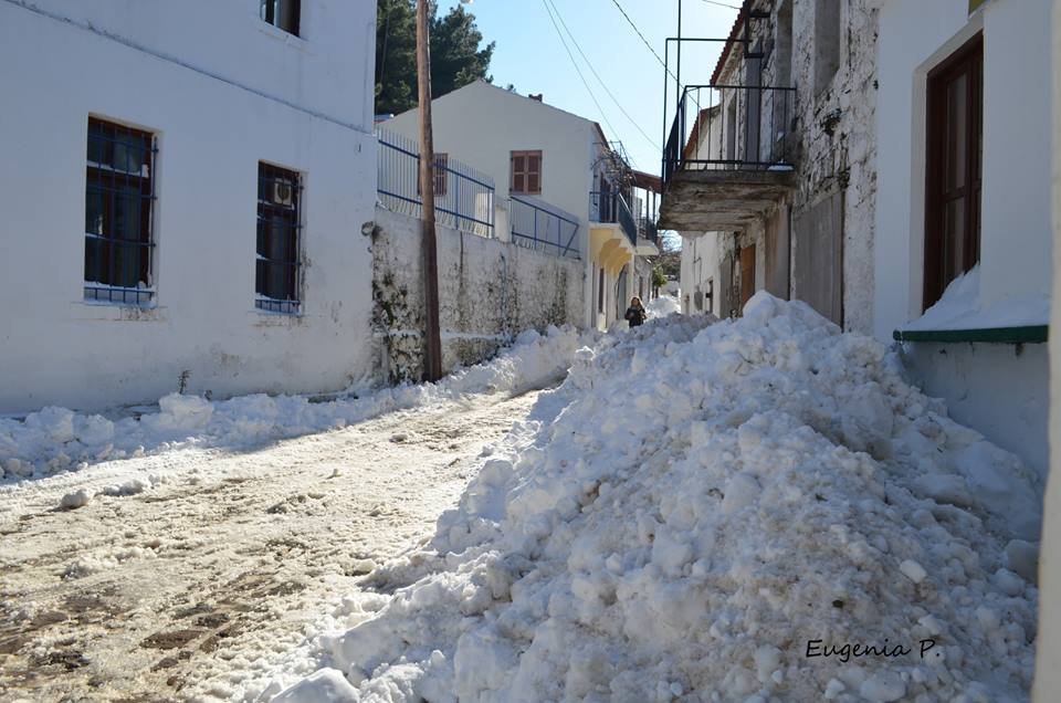 Στα λευκά η Σαμοθράκη: Το χιόνι σκέπασε τις πόρτες των σπιτιών [εικόνες & βίντεο] | iefimerida.gr 11