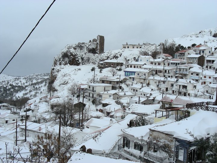 Στα λευκά η Σαμοθράκη: Το χιόνι σκέπασε τις πόρτες των σπιτιών [εικόνες & βίντεο] | iefimerida.gr 9