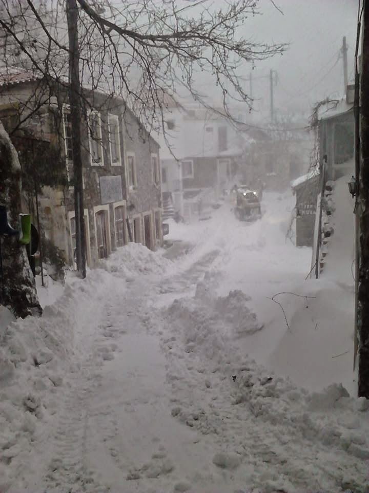 Στα λευκά η Σαμοθράκη: Το χιόνι σκέπασε τις πόρτες των σπιτιών [εικόνες & βίντεο] | iefimerida.gr 8