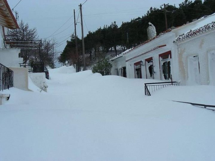 Στα λευκά η Σαμοθράκη: Το χιόνι σκέπασε τις πόρτες των σπιτιών [εικόνες & βίντεο] | iefimerida.gr 6