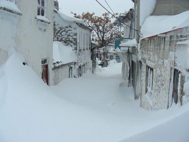 Στα λευκά η Σαμοθράκη: Το χιόνι σκέπασε τις πόρτες των σπιτιών [εικόνες & βίντεο] | iefimerida.gr 5