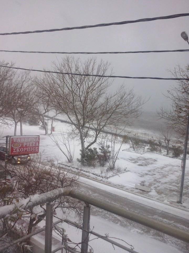 Στα λευκά η Σαμοθράκη: Το χιόνι σκέπασε τις πόρτες των σπιτιών [εικόνες & βίντεο] | iefimerida.gr 4