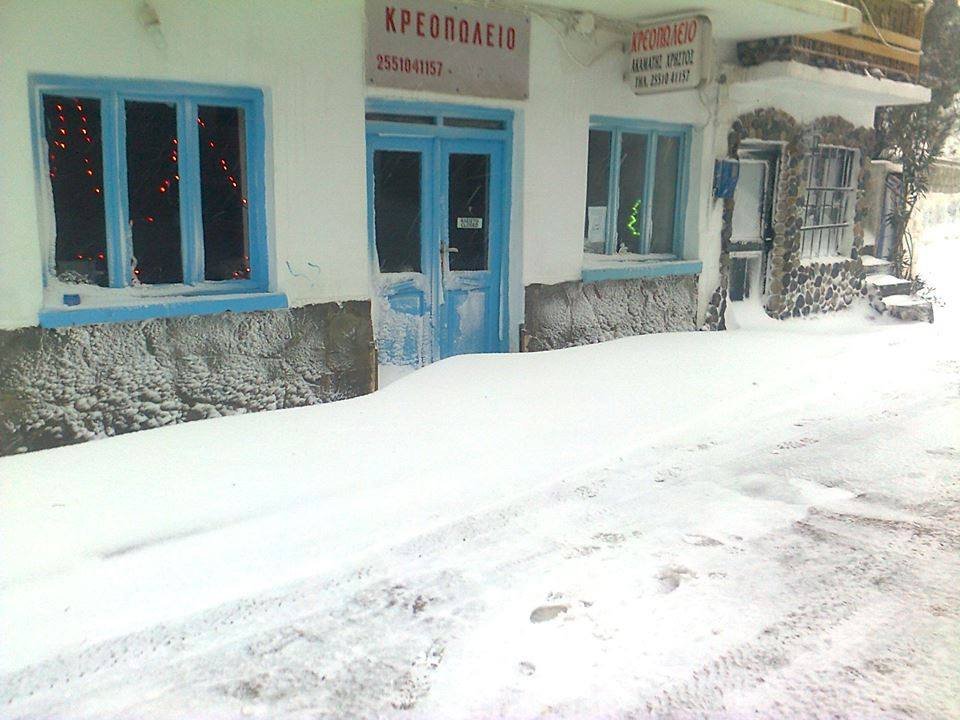 Στα λευκά η Σαμοθράκη: Το χιόνι σκέπασε τις πόρτες των σπιτιών [εικόνες & βίντεο] | iefimerida.gr 3