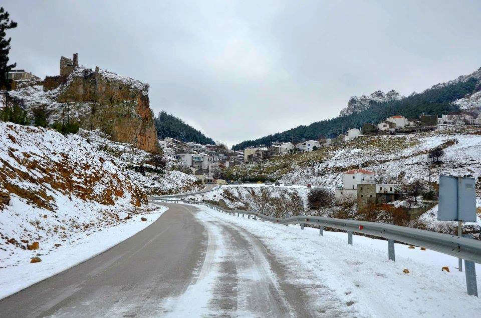 Στα λευκά η Σαμοθράκη: Το χιόνι σκέπασε τις πόρτες των σπιτιών [εικόνες & βίντεο] | iefimerida.gr 16