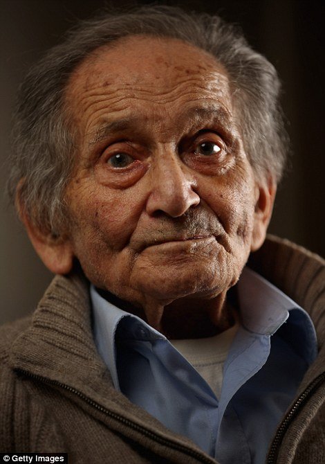 «Του φιλούσα τις μπότες για να μη με στείλει στον θάλαμο αερίων» -Επιζώντες του Αουσβιτς θυμούνται τη φρίκη [εικόνες] | iefimerida.gr 0