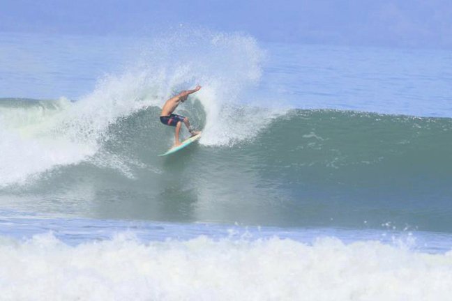 Ο ηλιοκαμένος δάσκαλος του σερφ που εγκατέλειψε την Κόστα Ρίκα για να πολεμήσει τους τζιχαντιστές [εικόνες] | iefimerida.gr 4