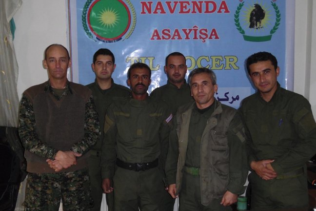 Ο ηλιοκαμένος δάσκαλος του σερφ που εγκατέλειψε την Κόστα Ρίκα για να πολεμήσει τους τζιχαντιστές [εικόνες] | iefimerida.gr 1