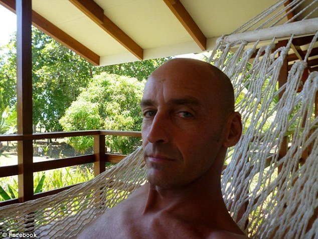 Ο ηλιοκαμένος δάσκαλος του σερφ που εγκατέλειψε την Κόστα Ρίκα για να πολεμήσει τους τζιχαντιστές [εικόνες] | iefimerida.gr 5