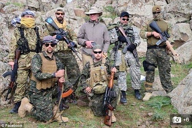 Ο ηλιοκαμένος δάσκαλος του σερφ που εγκατέλειψε την Κόστα Ρίκα για να πολεμήσει τους τζιχαντιστές [εικόνες] | iefimerida.gr 2