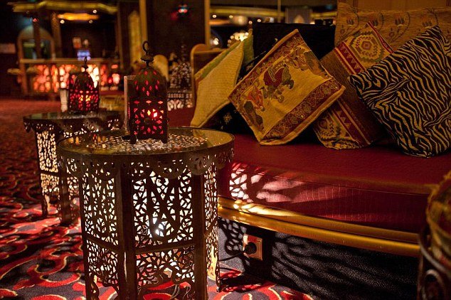 Στα άδυτα του μεγαλύτερου οίκου ανοχής της Γερμανίας -Τα κορίτσια που κοιμούνται με 20 άνδρες το βράδυ [εικόνες] | iefimerida.gr 4