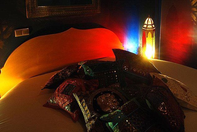 Στα άδυτα του μεγαλύτερου οίκου ανοχής της Γερμανίας -Τα κορίτσια που κοιμούνται με 20 άνδρες το βράδυ [εικόνες] | iefimerida.gr 6