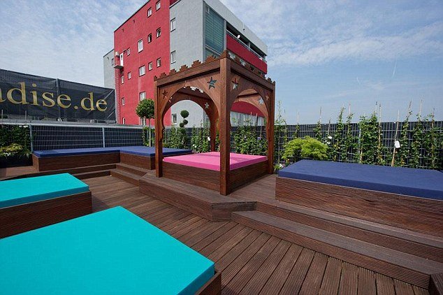 Στα άδυτα του μεγαλύτερου οίκου ανοχής της Γερμανίας -Τα κορίτσια που κοιμούνται με 20 άνδρες το βράδυ [εικόνες] | iefimerida.gr 10