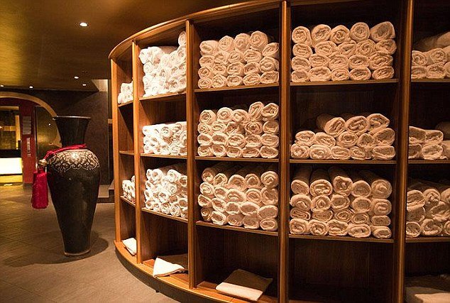 Στα άδυτα του μεγαλύτερου οίκου ανοχής της Γερμανίας -Τα κορίτσια που κοιμούνται με 20 άνδρες το βράδυ [εικόνες] | iefimerida.gr 3