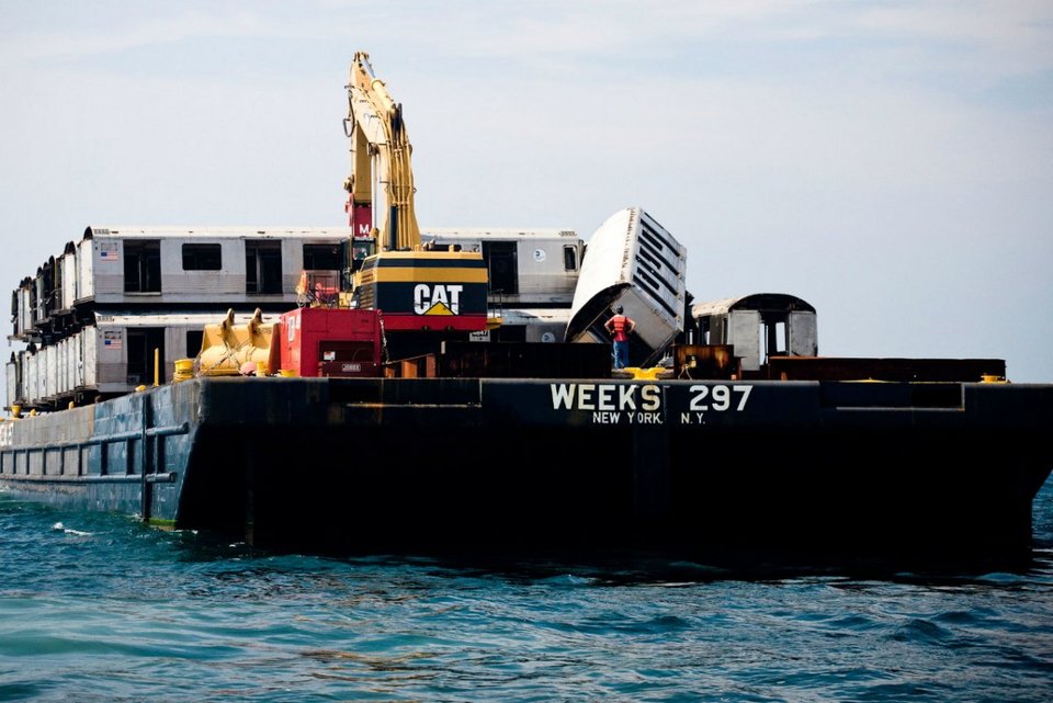 Τι γίνονται τα τρένα όταν γεράσουν -Καρέ καρέ πώς καταλήγουν τα πολυτελή βαγόνια στο βυθό του Ατλαντικού [εικόνες] | iefimerida.gr 7