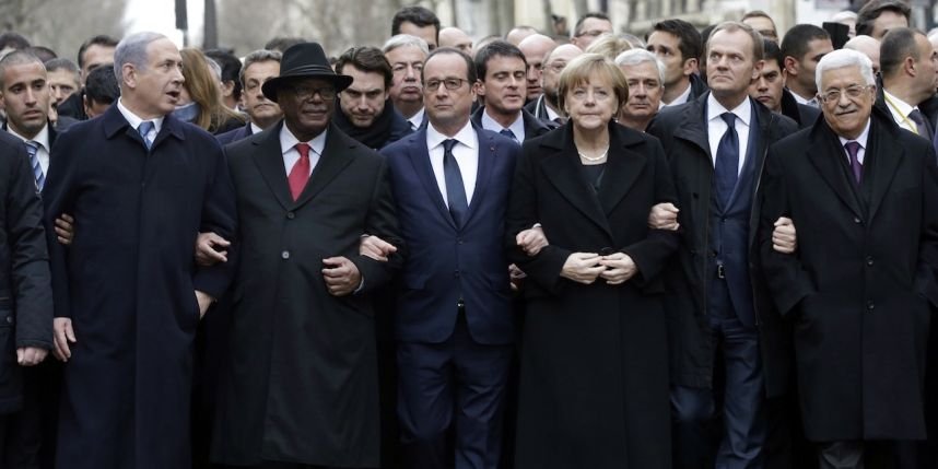 Σαρκοζί: Πώς κατόρθωσε να βρεθεί πρώτος, σπρώχνοντας στη διαδήλωση  [εικόνες] | iefimerida.gr 2