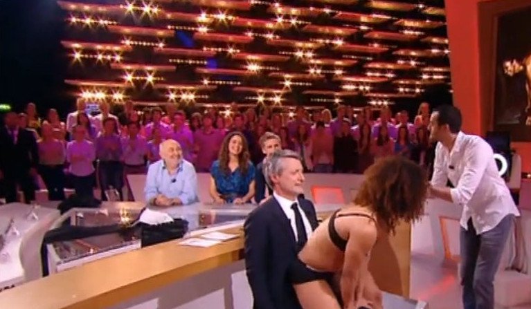 Σάλος στη Γαλλία: Το εξωφρενικό στριπτίζ «αστυνομικού» στο κρατικό κανάλι [εικόνες & βίντεο] | iefimerida.gr 2