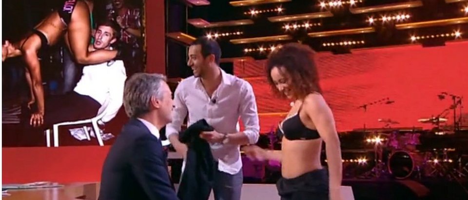 Σάλος στη Γαλλία: Το εξωφρενικό στριπτίζ «αστυνομικού» στο κρατικό κανάλι [εικόνες & βίντεο] | iefimerida.gr 0