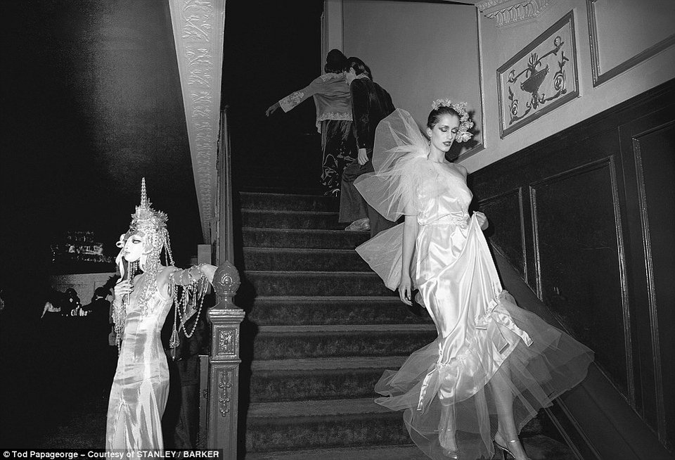 Μέσα στο club-θρύλος: Αδημοσίευτα καρέ από τα θρυλικά πάρτι στο Studio 54 [εικόνες] | iefimerida.gr 1