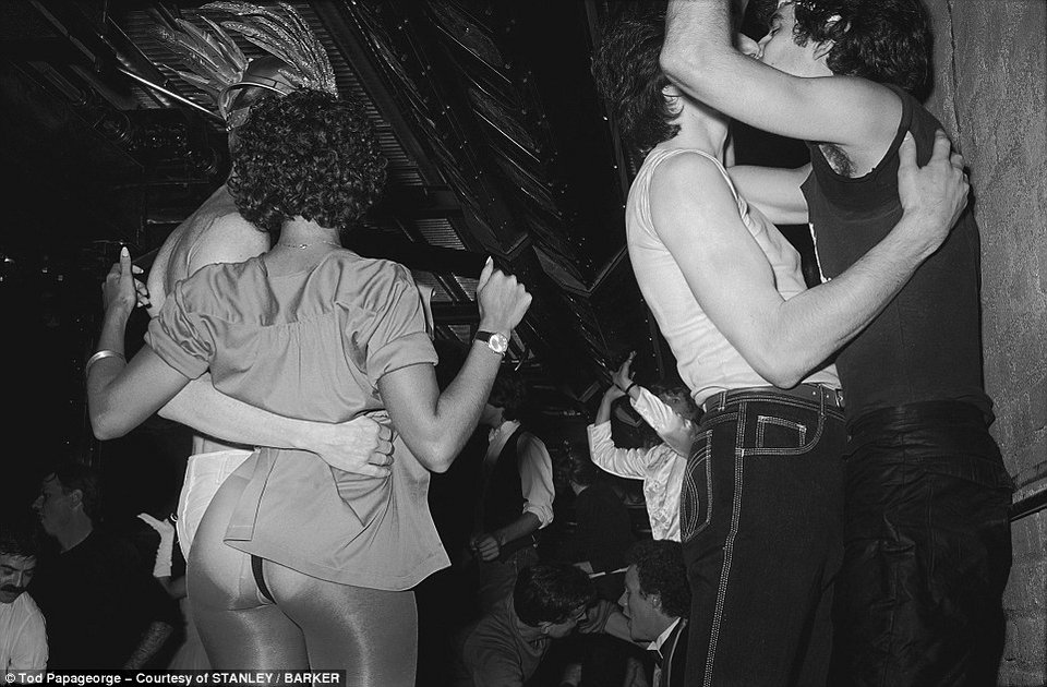 Μέσα στο club-θρύλος: Αδημοσίευτα καρέ από τα θρυλικά πάρτι στο Studio 54 [εικόνες] | iefimerida.gr 9