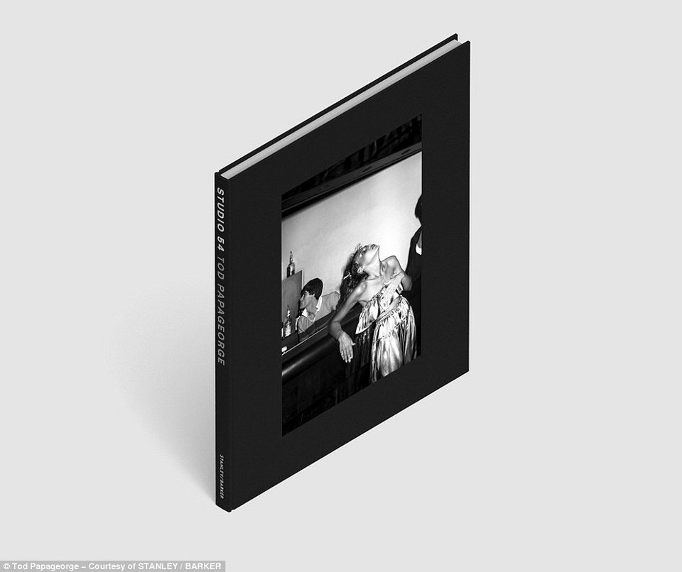 Μέσα στο club-θρύλος: Αδημοσίευτα καρέ από τα θρυλικά πάρτι στο Studio 54 [εικόνες] | iefimerida.gr 16