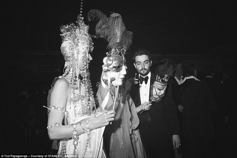 Μέσα στο club-θρύλος: Αδημοσίευτα καρέ από τα θρυλικά πάρτι στο Studio 54 [εικόνες] | iefimerida.gr 3