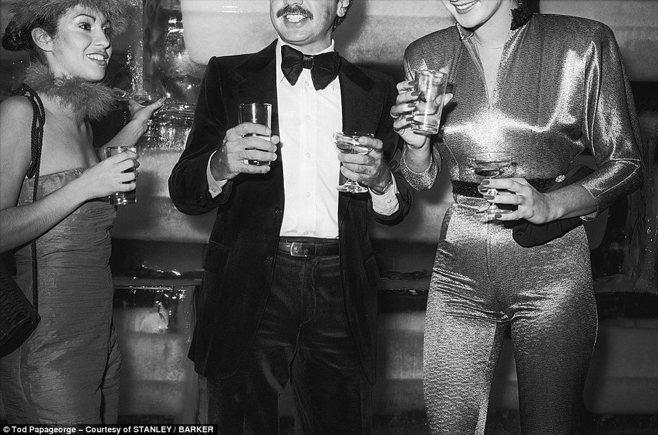 Μέσα στο club-θρύλος: Αδημοσίευτα καρέ από τα θρυλικά πάρτι στο Studio 54 [εικόνες] | iefimerida.gr 4