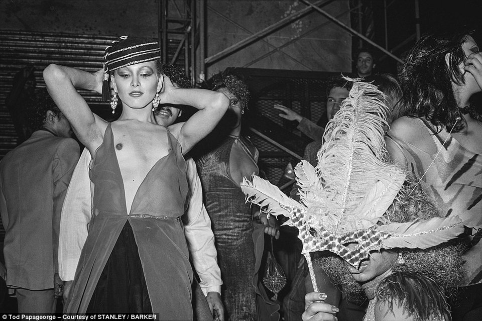 Μέσα στο club-θρύλος: Αδημοσίευτα καρέ από τα θρυλικά πάρτι στο Studio 54 [εικόνες] | iefimerida.gr 7