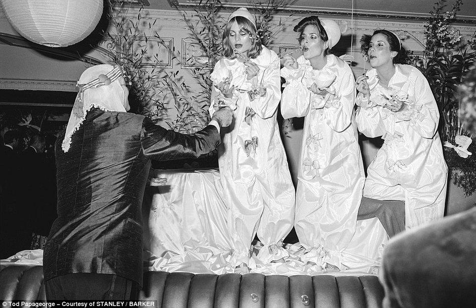 Μέσα στο club-θρύλος: Αδημοσίευτα καρέ από τα θρυλικά πάρτι στο Studio 54 [εικόνες] | iefimerida.gr 0