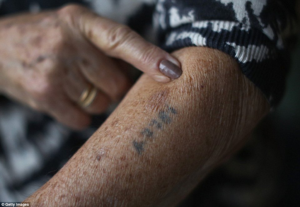 «Του φιλούσα τις μπότες για να μη με στείλει στον θάλαμο αερίων» -Επιζώντες του Αουσβιτς θυμούνται τη φρίκη [εικόνες] | iefimerida.gr 2