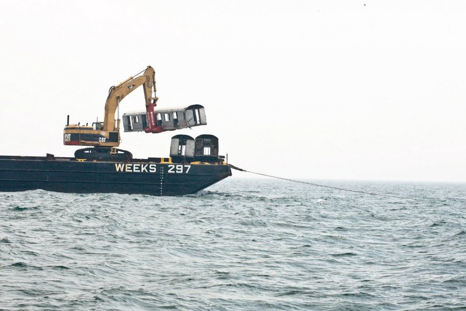 Τι γίνονται τα τρένα όταν γεράσουν -Καρέ καρέ πώς καταλήγουν τα πολυτελή βαγόνια στο βυθό του Ατλαντικού [εικόνες] | iefimerida.gr 5