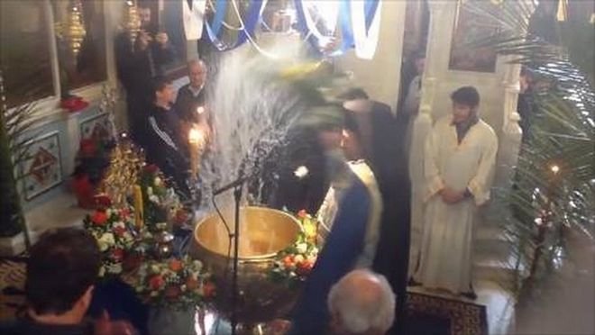 Συνέβη στην Αθήνα: Παπάς «πνίγει» τους πιστούς στον αγιασμό -Τους έκανε λούτσα [βίντεο] | iefimerida.gr 0