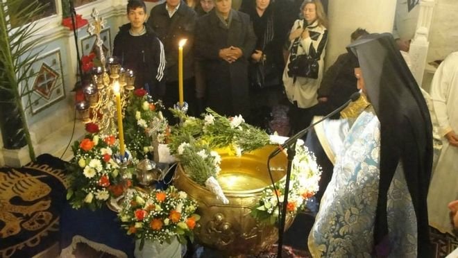 Συνέβη στην Αθήνα: Παπάς «πνίγει» τους πιστούς στον αγιασμό -Τους έκανε λούτσα [βίντεο] | iefimerida.gr 2